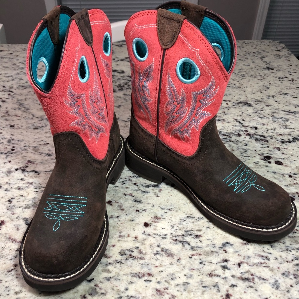 Ariat women’s Fatbaby suede western boots. Size 7 excellent used condition.